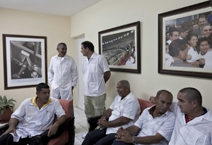 Kubánští lékaři v Havaně před odletem do západní Afriky.