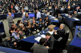 Juncker v EP obležen novináři.