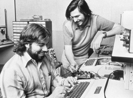 První počítač Apple I. navrhli Stephen G. Wozniak (vlevo) a Steve Jobs. Představili jej poprvé v roce 1976 v Los Altos v Kalifornii v USA.