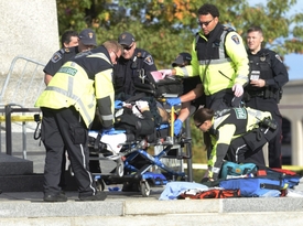 U Národního památníku v Ottawě byl zastřelen voják stojící na stráži.