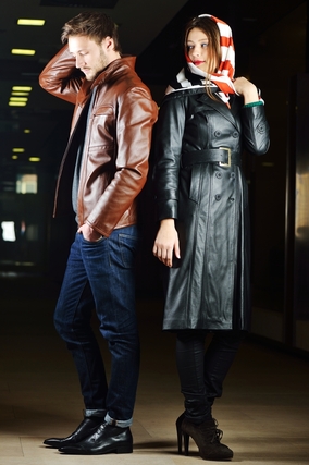 Moderní íránský muž a iránská žena předvádějí módní kreace.