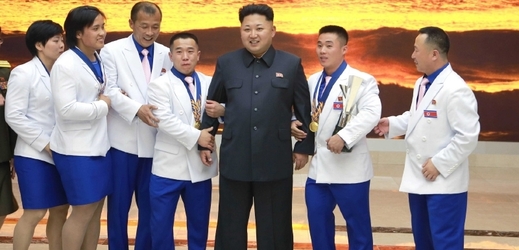 Že by Kim III. opět sekal hlavy? Na snímku s domácími medailisty z Asijských her.