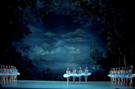 Soubor St. Petersburg Festival Ballet tancuje Labutí jezero.