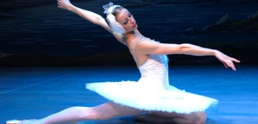 Sólistka St. Petersburg Festival Ballet při představení Labutí jezero.