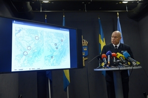 Švédský kontraadmirál Grenstad na tiskovce o hledání zhadného objektu.