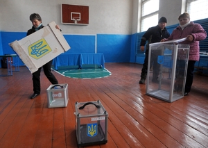 Příprava volební místnosti v oblasti Kyjeva.