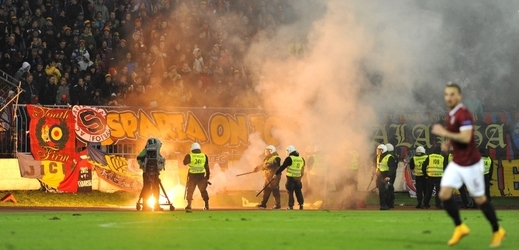 Výtržnosti během zápasu Sparty v Bratislavě.