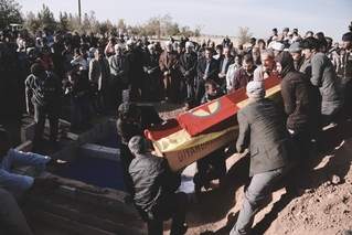 Kurdové pohřbívají své mrtvé bojovníky.