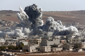 Bomby dopadající na islamisty v Kobani.