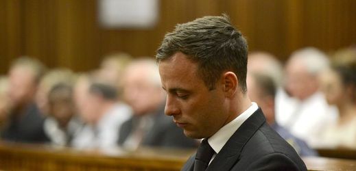 Handicapovaný běžec Oscar Pistorius byl odsouzen na pět let za zabití z nedbalosti.