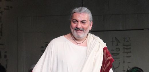 Daniel na pódiu během představení Kleopatra.