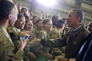 Obama mezi vojáky v Afghánistánu.