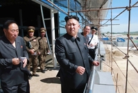 Kim na stavbě nového letištního terminálu.