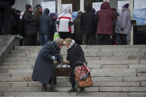 Ukrajinští důchodci si stěžují na drahé léky.