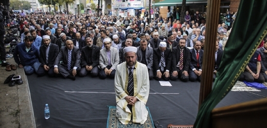 Muslimové během veřejné modlitby v Berlíně.
