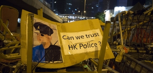 Barikáda v ulicích Hongkongu.