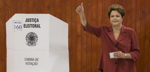 Dilma Rousseffová pózuje pro fotografy poté, co odevzdala svůj hlas ve volbách.