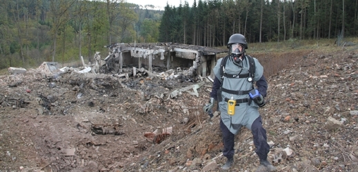 Pyrotechnici se 20. října ve Vrběticích, části obce Vlachovice na Zlínsku, při průzkumu dostali až k epicentru výbuchu, který v areálu 16. listopadu zničil muniční sklad. 