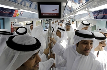 Při otevření metra v Dubaji bylo plno.