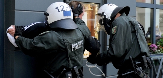 Policie zatýká v Kolíně nad Rýnem účastníka antisalafistické demosntrace.