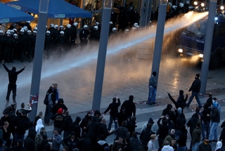 Násilná protiislámská demonstrace v Kolíně nad Rýnem.