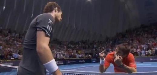 Tommy Robredo neudržel emoce po smolné porážce ve finále s Andym Murraym na turnaji ve Valencii.