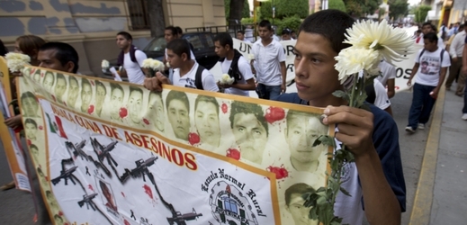 Úřady vyšetřující zmizení 43 studentů v západomexickém státě Guerrero objevily další mrtvá těla.