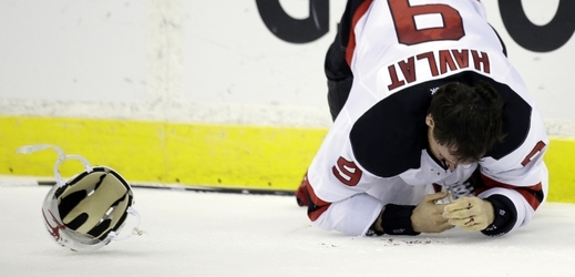Hokejista New Jersey Devils Martin Havlát má smůlu na zranění.