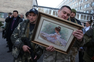 Lékaři a vojáci v Doněcku s dárkem pro slavného ruského zpěváka Kobzana, který tam měl v pondělí koncert.