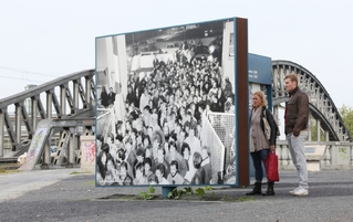 Dvacáté páté výročí pádu zdi. Fotografie z Bornholmer Strasse, lidé z východního Berlína se při pádu zdi vrhli přes tamní most na Západ.