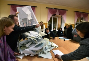 Sčítání hlasů na Ukrajině.