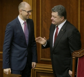 Až druhý... Premiér Jaceňuk (vlevo) a prezident Porošenko.