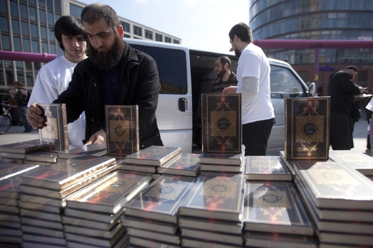 Islamisté rozdávají na Postupimském náměstí v Berlíně zdarma korán.