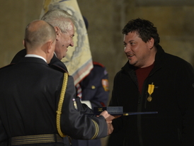 Robert Sedláček přijímal státní vyznamenání v teplákové bundě.