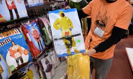 Ve Virginii prodávají halloweenské obleky proti ebole.