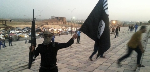 Džihádista s vlajkou IS.