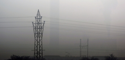 Mlha nad přerovskou chemickou továrnou Precheza.
