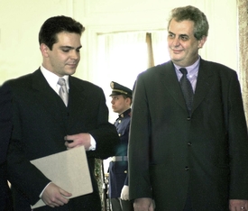 Karel Březina (vpravo) a Miloš Zeman v roce 2000 během jmenování do funkce ministra bez portfeje.