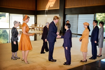 Masako vítá nizozemský královský pár.