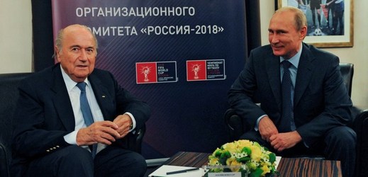 Sepp Blatter (vlevo) s ruským prezidentem Vladimirem Putinem.