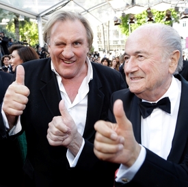 "Jsi jednička!" Sepp Blatter (vpravo) s francouzským hercem Gérardem Depardieuem.