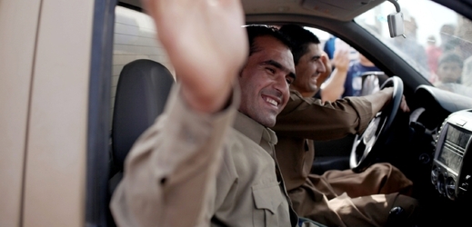 Za jásotu syrských Kurdů přijíždějí jejich bratři z Iráku,  pešmeržští bojovníci.