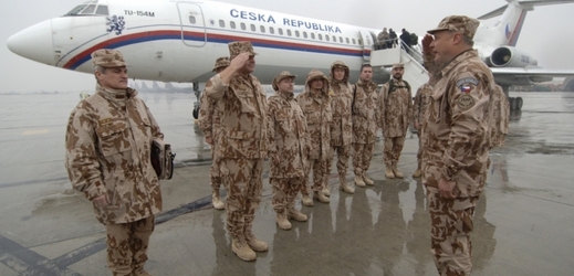 Náčelník generálního štábu české armády Pavel Štefka s českými vojáky na americké základně v Bagrámu.
