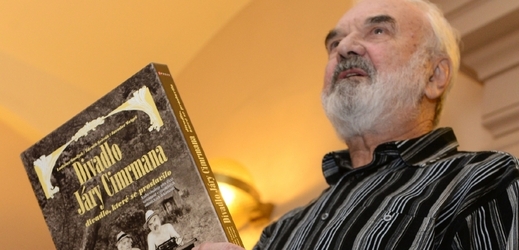 Zdeněk Svěrák představuje obrazovou publikaci.
