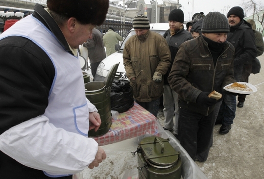 Výdej teplého jídla potřebným v Kyjevě.