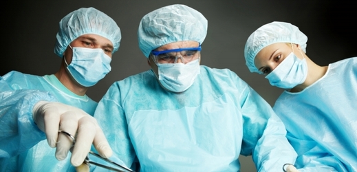 Chirurgové si s pacientem povídají během samotné operace jeho mozku (ilustrační foto).