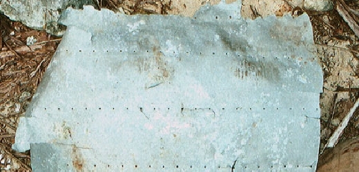 Fragmentem, který byl nalezen na kiribatském atolu Nikumaroro, je hliníkový plát.