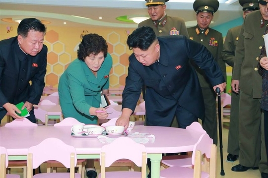 Kim dává lekci ze stolničení.