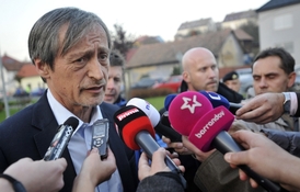Ministr obrany Martin Stropnický (ANO) hovoří k lidem a novinářům ve Vlachovicích na Zlínsku.
