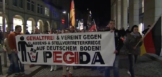 Demonstrace proti islamismu v Drážďanech.